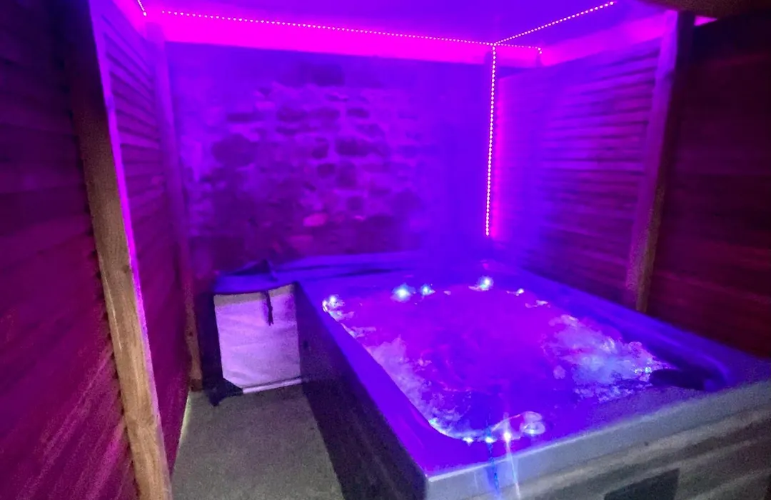 Beau Loft room proche mont saint Michel jaccuzi illimité en plein centre Avranches-1
