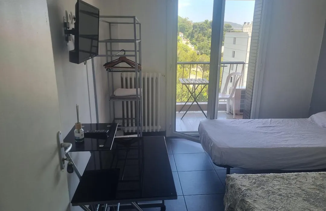 NEW CHEAP PRIVATE ROOM, KITCHEN , OVERWIEUW sea,TRAM on spot, 12 minutes from nice train station with tram , beach in 17 min tram , CHAMBRE PRIVÉE pas cher, cuisine équipée , tram sur place, APERÇU mer, 12 min de la gare de Nice avec le tram, 17 min-1
