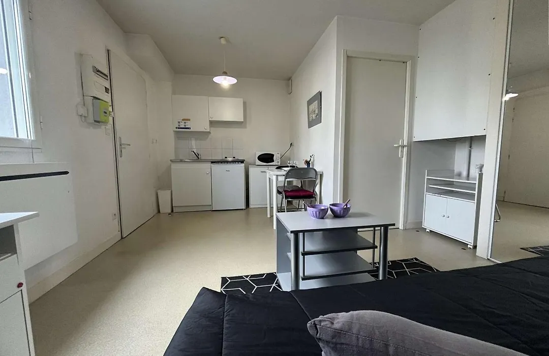 Charmant Studio Rdc A La Rochelle, Pres De La Gare Et Commerces, Parking Prive - Fr-1-246-489-1