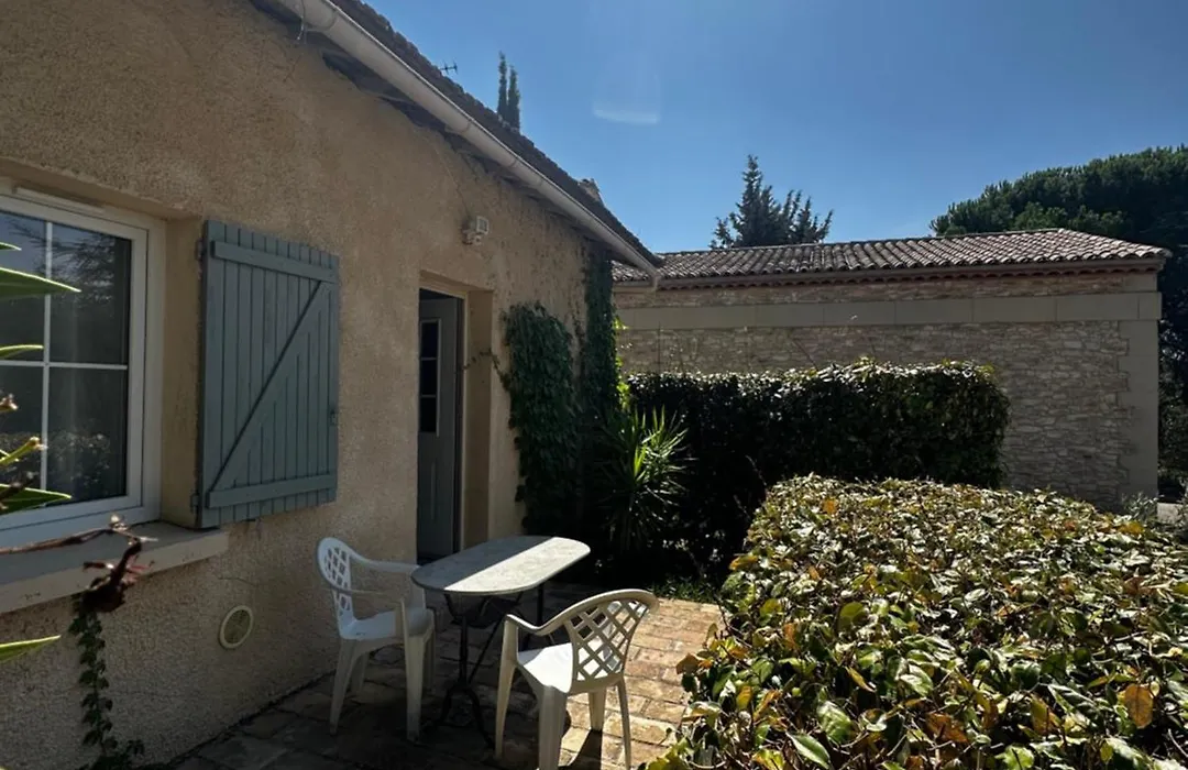 Petite maison mitoyenne, clim, rénovée, calme-1