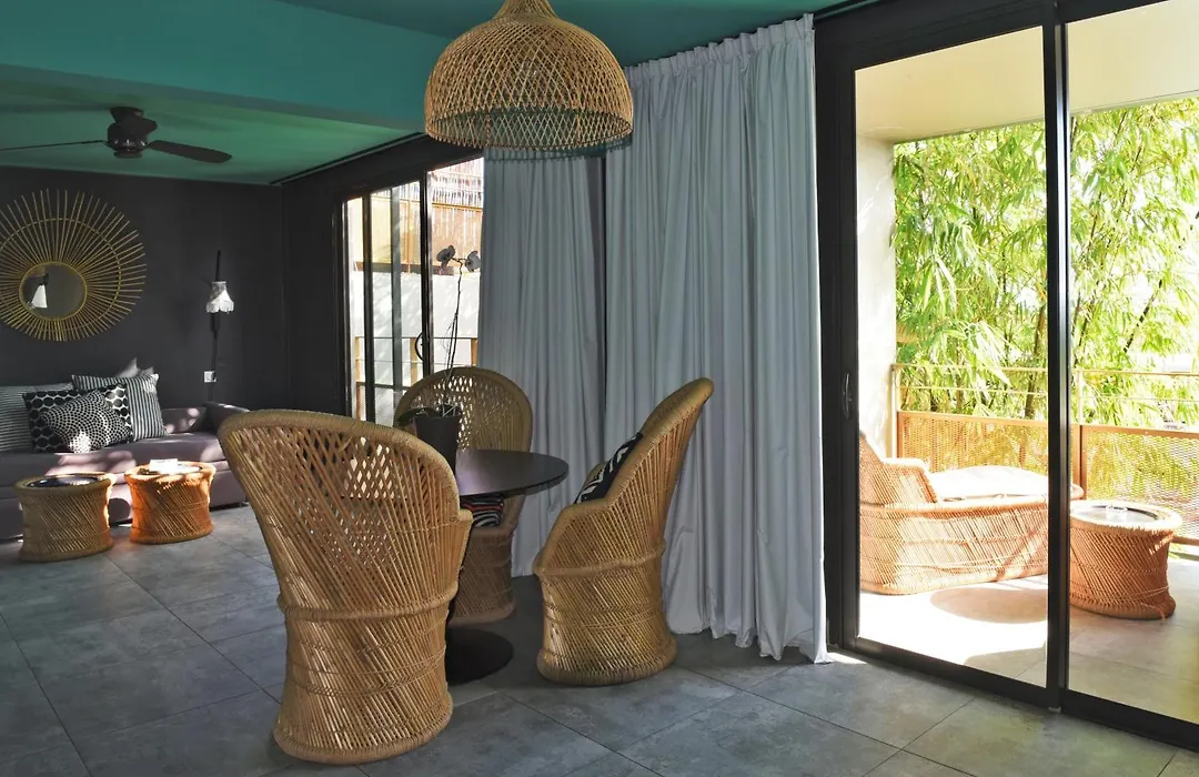 Dina Morgabine Saint Gilles-1