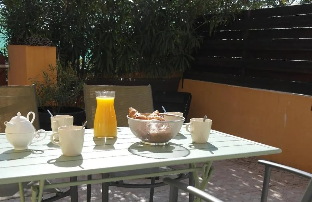Appartement climatisé avec terrasse parking piscine et terrains de tennis-1