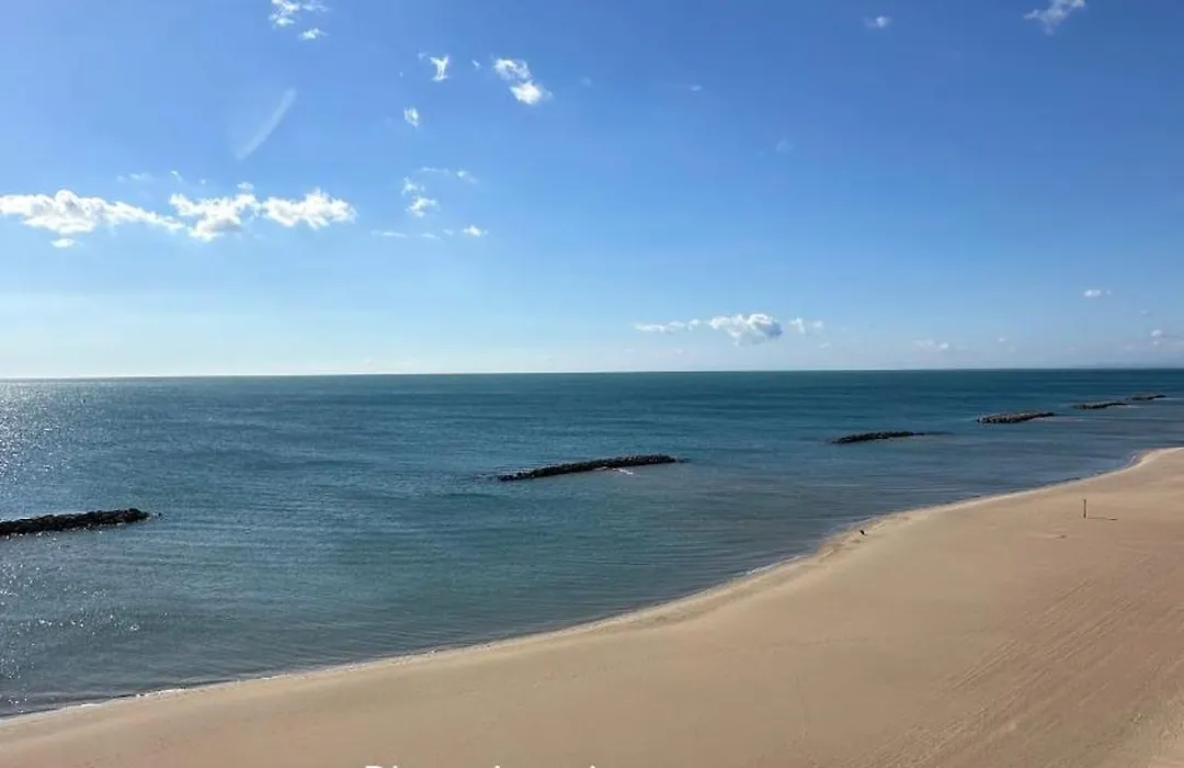 Sur le sable, face à la mer La Petite Tour-1