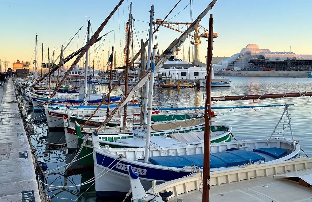 ALOHA La Ciotat Climatisé 4pers 2 lits Centre ancien à 1mn du port-1