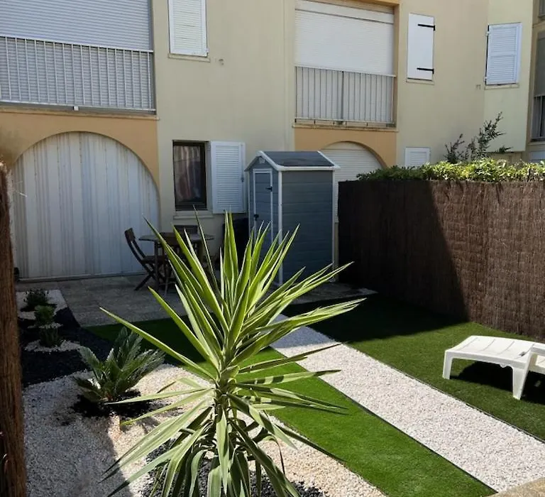 Appartement T2 avec son rez de jardin de 40 m2 5 couchages 250m de la plage et 15km de l'Arena-1