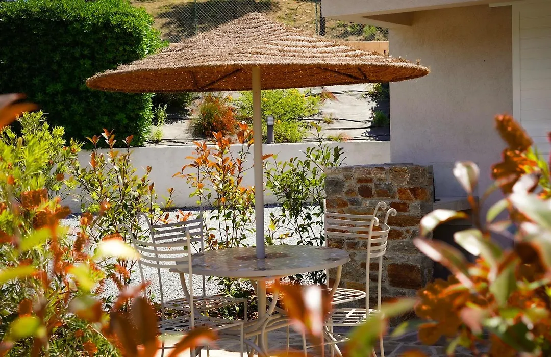 La Villa Nais PADEL&PISCINE -Suites&Appartements-1