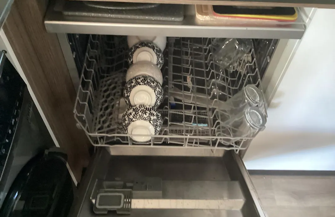 Frejus tout confort, maxi 420 m des piscines, climatisation,plus ventilation toutes les chambres, linge de lit et de toilette , coffre fort, lavé vaisselle machine à laver grande terrasse couverte velos et wifi possible-1