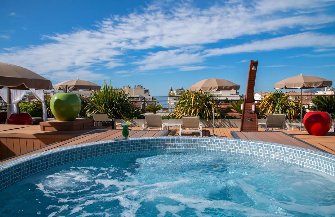 Best Western Premier Le Patio Des Artistes Wellness Jacuzzi-1