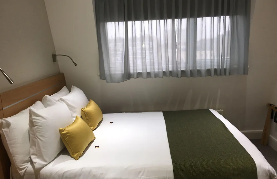 Bright Modern Flat Close To Queensway-1