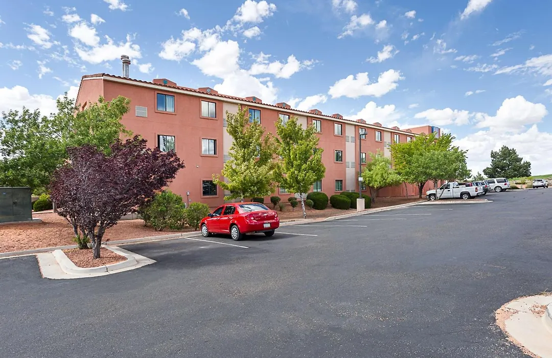 Motel 6-Page, Az-1