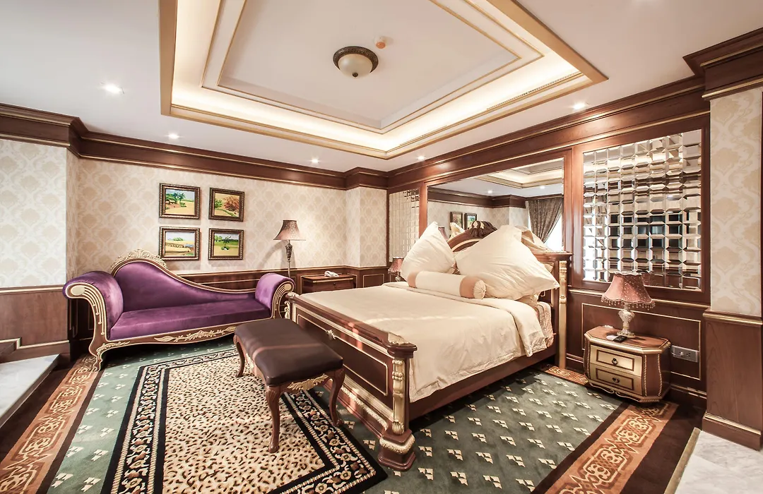 Army Hotel-1