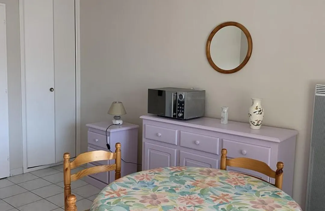 Studio Cabine à Hyères : piscine, proche port, plages et aéroport, parking inclus - FR-1-335-171-1