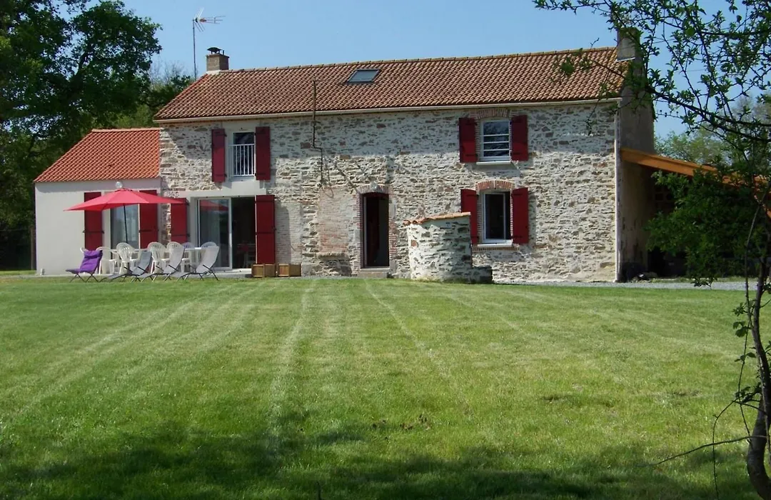 Maison rénovée en pleine campagne avec terrain, terrasse et équipements familiaux - FR-1-426-157-1
