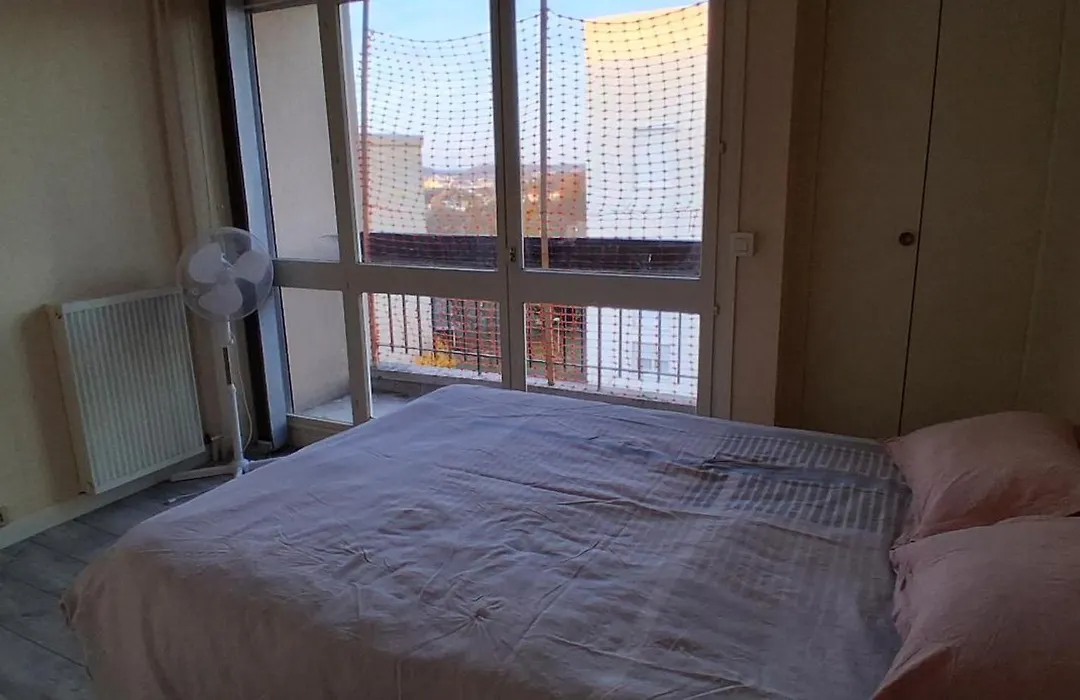 Dans grand appart de 113m2 proche Paris-1