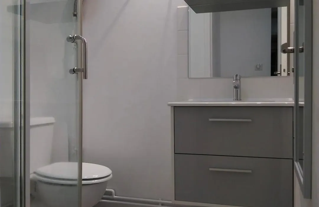 L établissement LA PLAGE A 2 PAS vous propose, 3 Appartements DEUX chambres, 1 appartement une pièce avec CLIMATISEUR , Netflix, lits faits à votre arrivée, serviettes de toilette, Ménage, Wifi, en hyper centre ,Plage à 100m, BOX à Vélos-1
