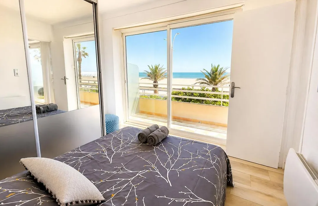 PLAGE Splendide Vue Mer depuis la chambre et le salon cuisine, 20m de la plage!-1