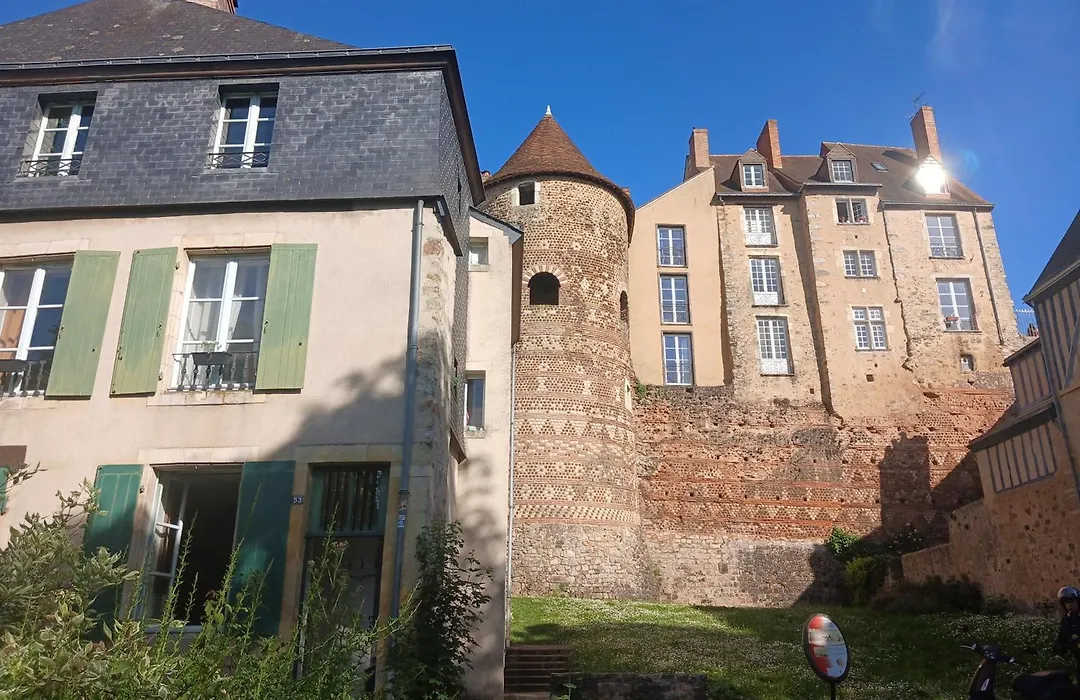 Logis Muraille Romaine, Centre Historique, Lit queen size-1