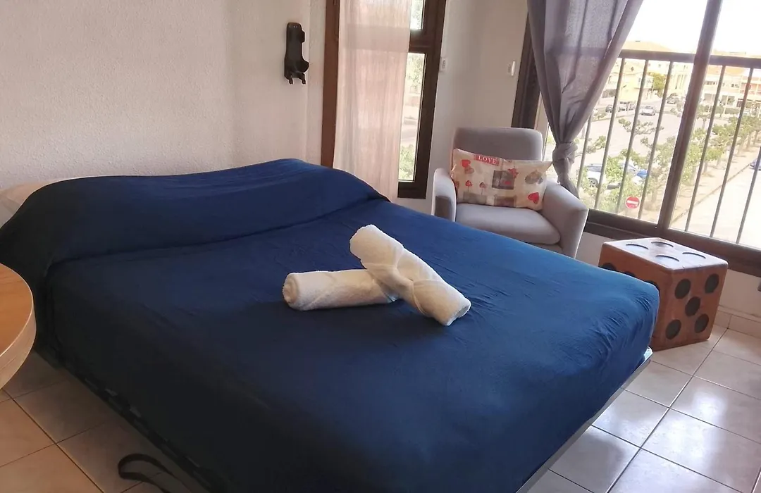 Studio cabine Toi et Moi à 30 m de la plage et de Valras centre avec linge de lit et ménage inclus-1
