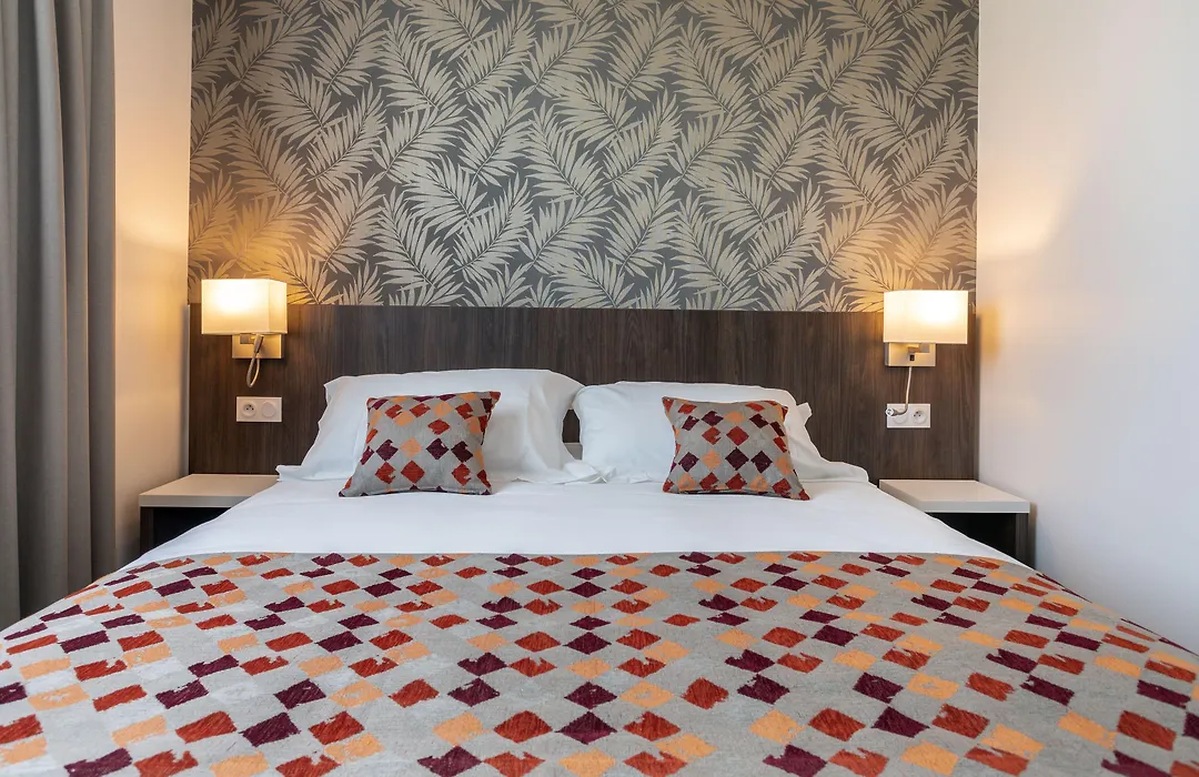 Brit Hotel Ploermel - Hotel de l'Hippodrome-1
