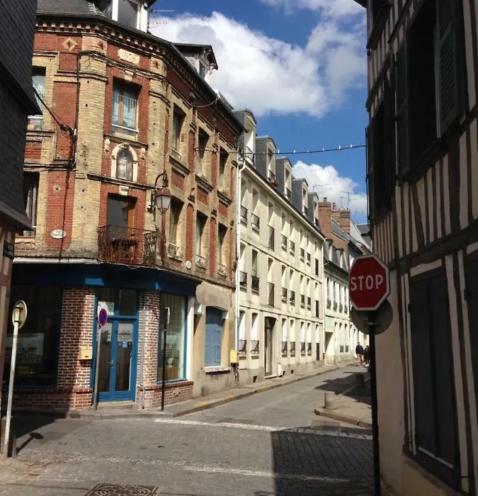 Un Petit Nid A Honfleur-1