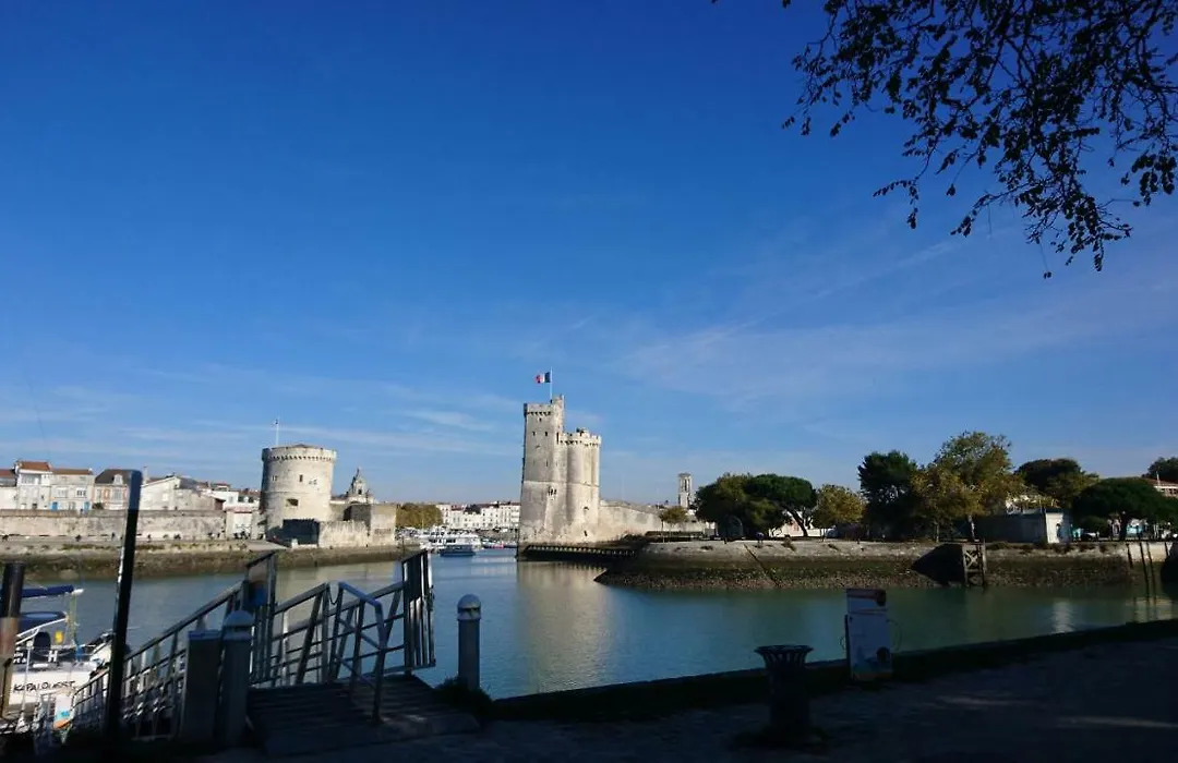 Sur Le Vieux Port, Centre De La Rochelle-1