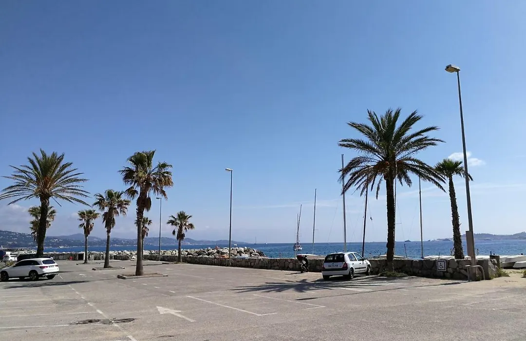 L'Azure, Marines De Gassin-1