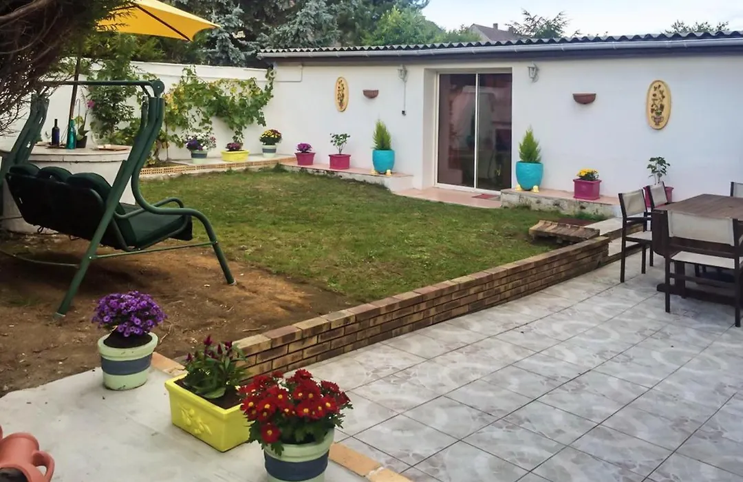 Studio Avec Jacuzzi Jardin Clos Et Wifi A Tremblay En France-1