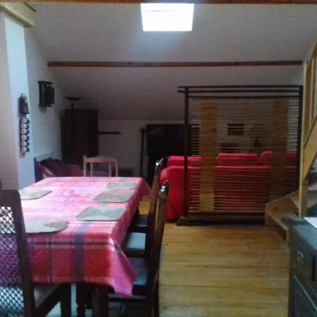 Appartement en loft 50m2 dans maison avec chambre en mezzanine et canapes lits dans salon-2