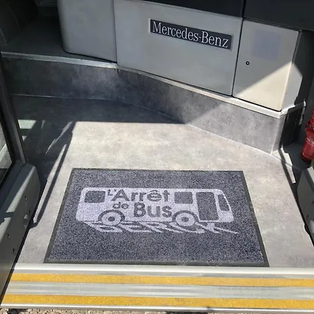 L Arrêt de Bus Insolite&SPA-2