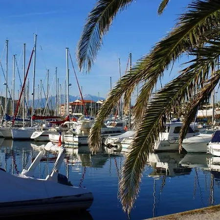 Voilier A Quai Au Calme-2