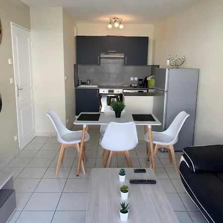 F2 rénové lumineux dans résidence avec balcon et parking-2