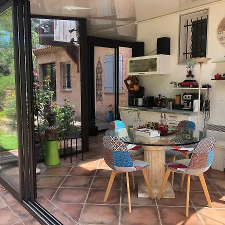 logement zen sur la colline aux mimosas-2