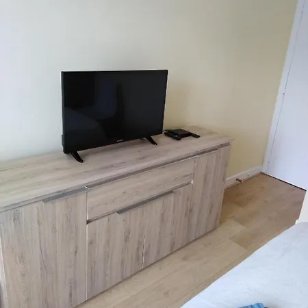 chez Myla chambre avec tv écran plat et salle de bain privative-3