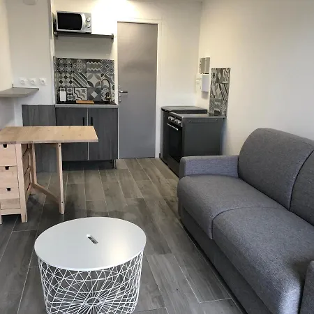 Studio à 50 m de la mer avec parking privatif-3