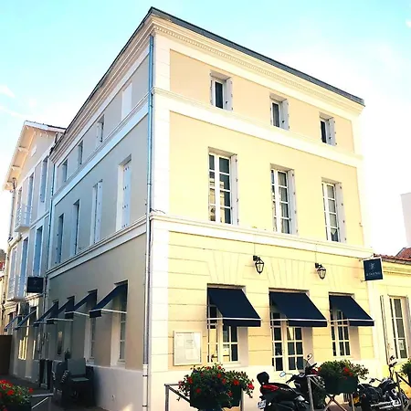 Hôtel Restaurant Le Galet Bleu-3