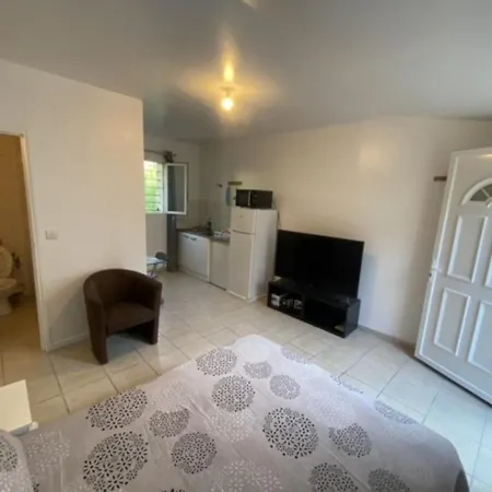 Apartment Sleeps 2 With On-Site Parking-3