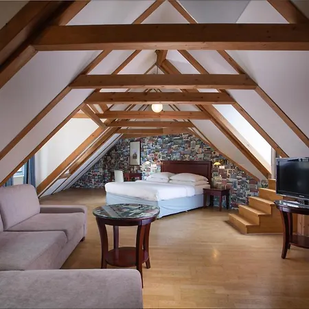 Charles Bridge Heritage Suites By Salvator Hotels-3