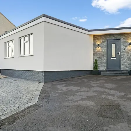 Modern Bungalow In Maidstone Sleeps 5 With Free Parking-3