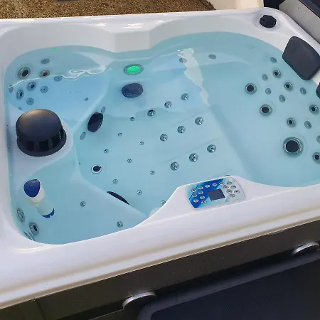 L Embrun Jacuzzi-3
