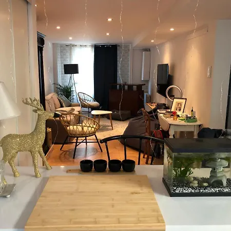 Agréable maison de ville ,calme avec tous les commerces à 150M-2