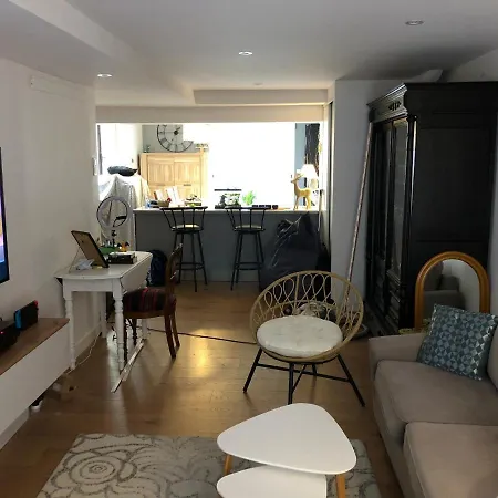 Agréable maison de ville ,calme avec tous les commerces à 150M-3