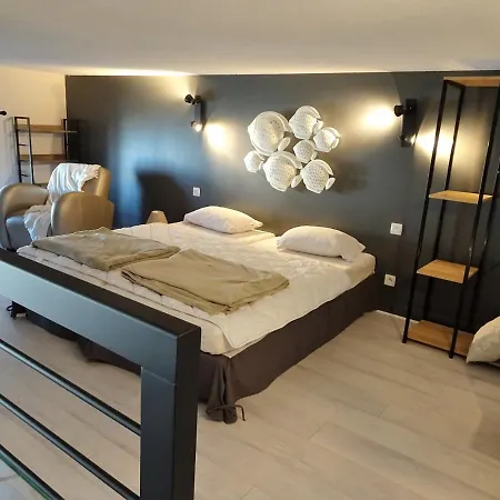Charmant Studio en duplex esprit loft avec balcon vue mer, et piscine extérieure-2