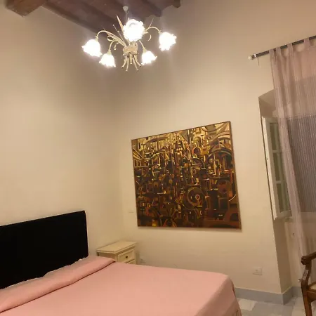 Renovated Apartment With 3 Bedrooms In An Historic Palazzo Between Port And Old Town-2