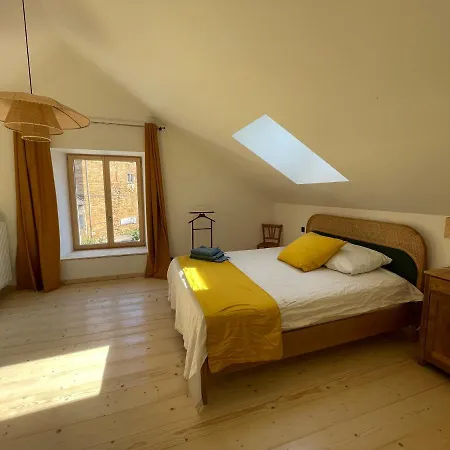 Maison près de la rivière-2