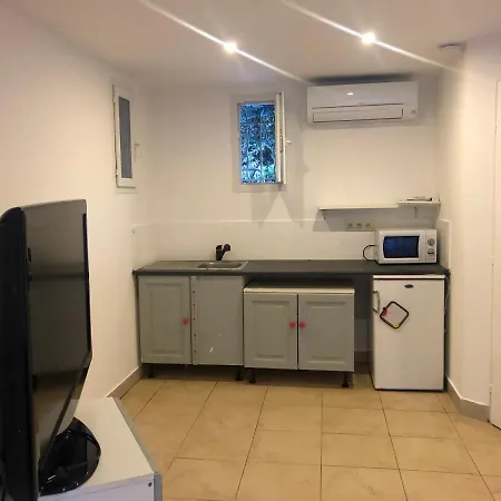 Joli Studio indépendant, avec extérieur verdoyant à Hyeres-3