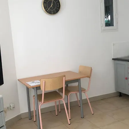 Joli Studio indépendant, avec extérieur verdoyant à Hyeres-2