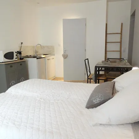 Chambres d'hôtes indépendantes au rez-de-chaussée d'une maison provençale dont une avec cour intérieure-2
