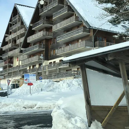 Lama-Gîte-des-Puys T3 Lamadalet, vue sud, terrasse, parking privé-3