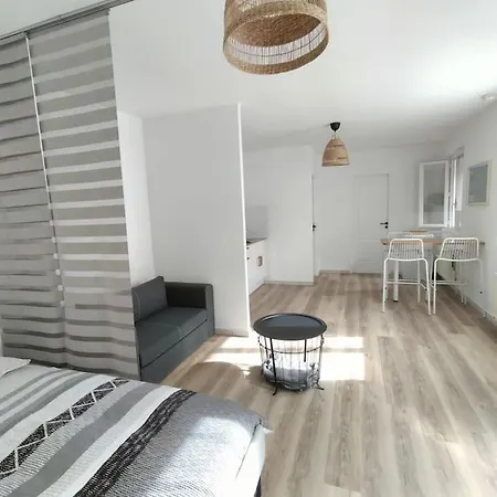 Spacieux studio dans résidence avec parking privé-3