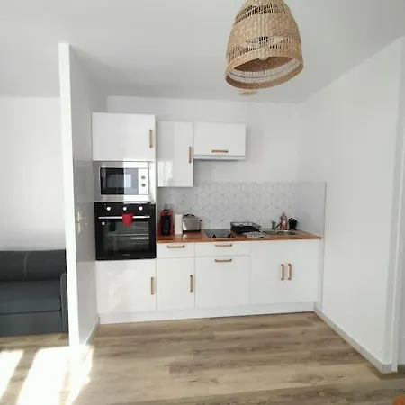 Spacieux studio dans résidence avec parking privé-2